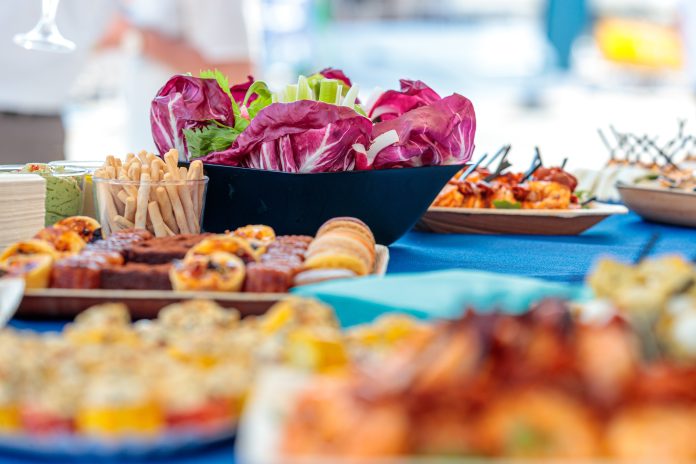 Des mignardises sur un buffet