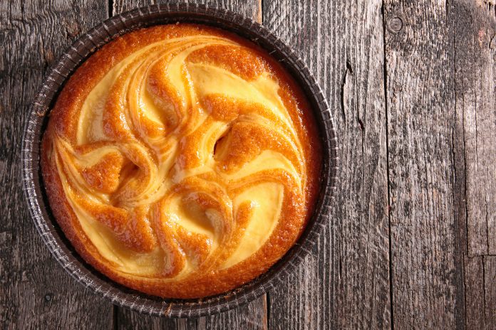 Un magnifique gâteau breton dans son plat qui sort du fourt